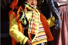 Junge in Festtracht