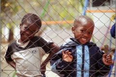 Fotografierfreudige Kinder während der Schulpause,Windhuk,