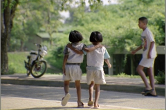 Zwei Mädchen Arm in Arm, Phimai, Thailand (1994)