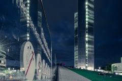 Abendliche Ansicht auf Dreischeibenhaus in Düsseldorf (c) Andreas Otto